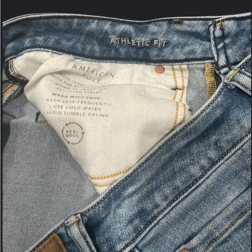 American Eagle ATHLETIC FIT Men's Classic Blue Jeans SIZE 32/32 - Picture 2 of 3